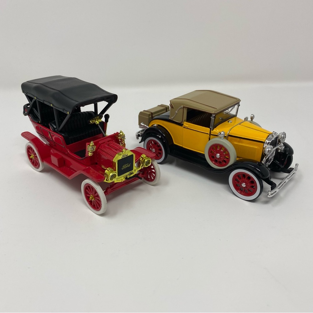 1909 Model T Touring & 1929 Ford Model 68-A Cabriolet 1:32 Scale Diecast Cars